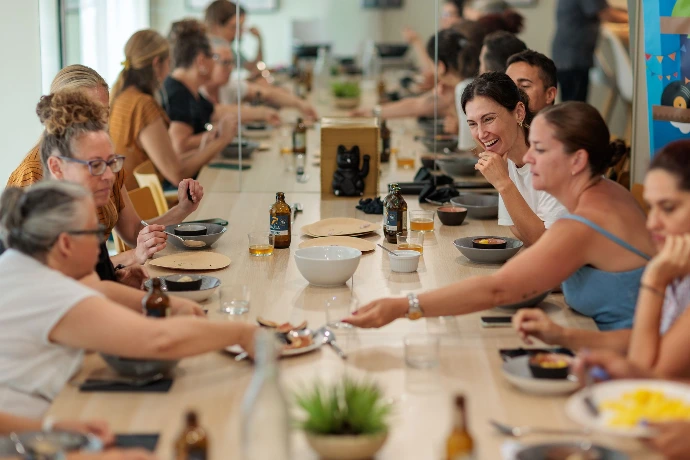 Alumnos compartiendo una experiencia gastronómica en Komité