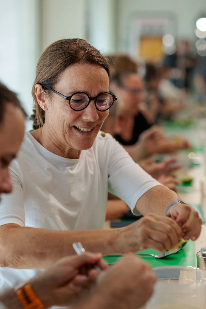 Participante elaborando recetas durante un taller de cocina