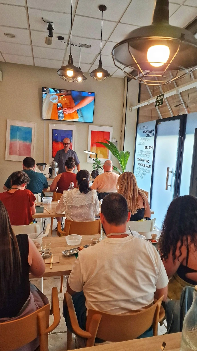Chef impartiendo un taller de cocina en Komité