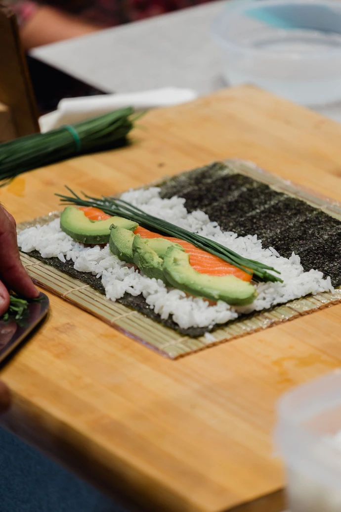 Elaboración de sushi maki en un taller de Komité
